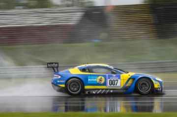 Aston Martin V12 Vantage GT3 podczas 24-godzinnego wyścigu na Ringu