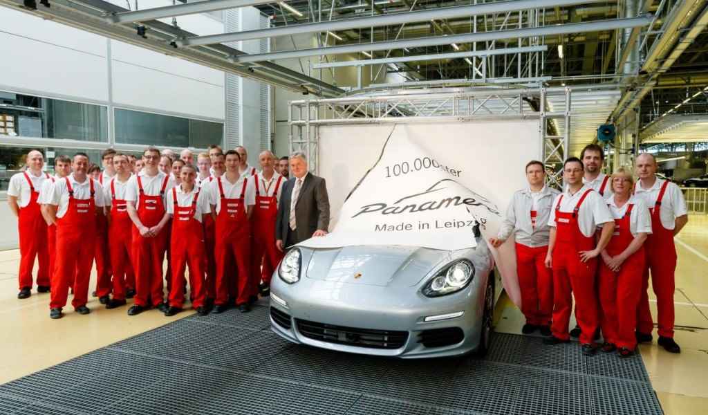 Porsche Panamera z numerem 100 000