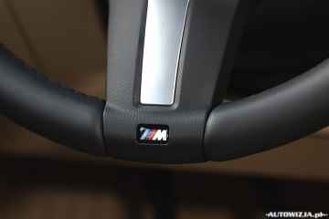 Emblemat M-Power na kierownicy